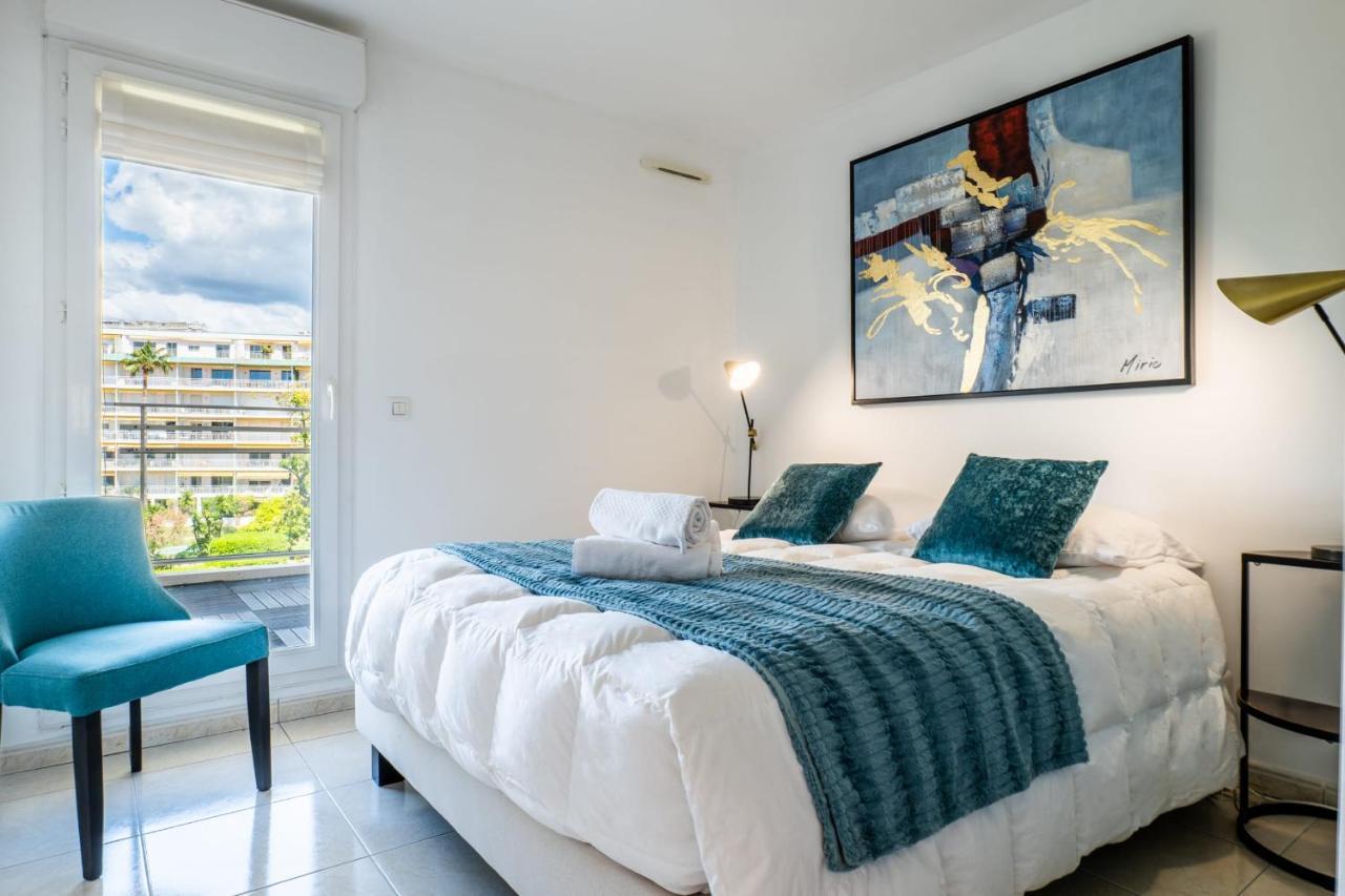 3-room Luxury With Pool And Sea View Steps From The