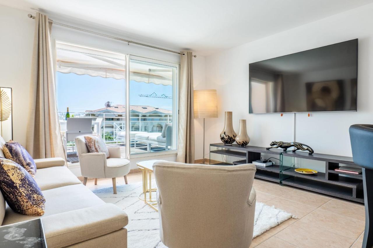 3-room Luxury With Pool And Sea View Steps From The *