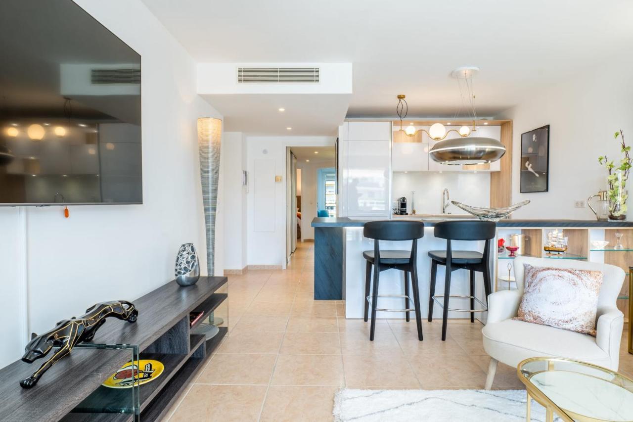 3-room Luxury With Pool And Sea View Steps From The
